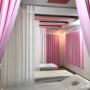 Rèm vải màu hồng và von trắng và ngăn giường cho Spa Thẩm Mỹ