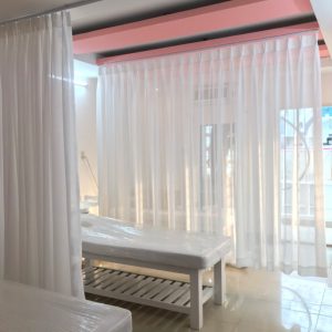 Alternative view of Rèm vải màu hồng và von trắng và ngăn giường cho Spa Thẩm Mỹ