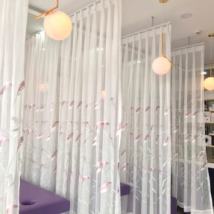 Rèm von hoạ tiết hoa cỏ may ngăn giường cho Spa