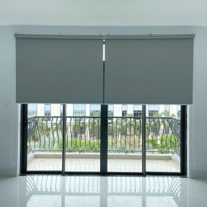 Rèm cuốn trơn chống nắng cho cửa sổ ban công màu xám