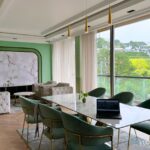 Rèm biệt thự Đà Lạt - phòng khách rèm vải 2 lớp với view đồi núi Đà Lạt