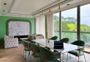 Rèm biệt thự Đà Lạt - phòng khách rèm vải 2 lớp với view đồi núi Đà Lạt