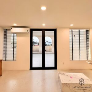 Hệ Sáo Gỗ Cao Cấp Màu Trắng Phối Với Phụ Kiện Đen.