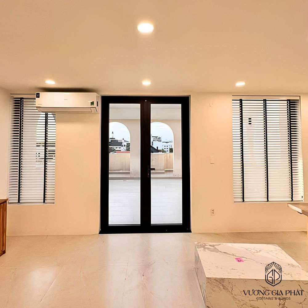 Hệ Sáo Gỗ Cao Cấp Màu Trắng Phối Với Phụ Kiện Đen.
