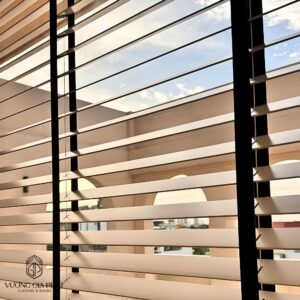 Hệ Sáo Gỗ Cao Cấp Màu Trắng Phối Với Phụ Kiện Đen.