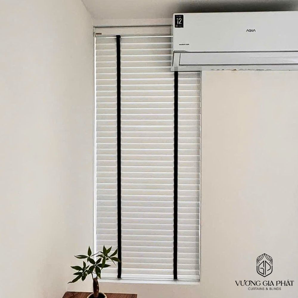 Hệ Sáo Gỗ Cao Cấp Màu Trắng Phối Với Phụ Kiện Đen.
