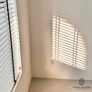 Hệ Sáo Gỗ Cao Cấp Màu Trắng Phối Với Phụ Kiện Đen.