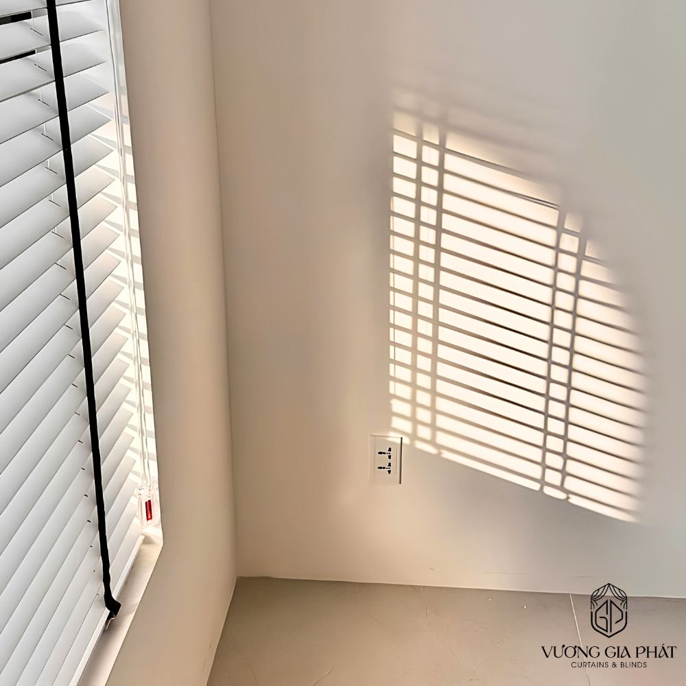 Hệ Sáo Gỗ Cao Cấp Màu Trắng Phối Với Phụ Kiện Đen.