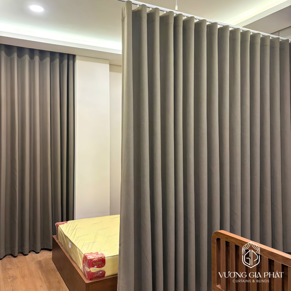 Rèm vải ngăn phòng giúp không gian kín đáo